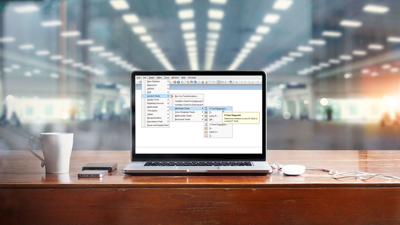 Laptop mit leerem weißem Bildschirm auf dem Tisch, Arbeitsbereich mit Bürohintergrund