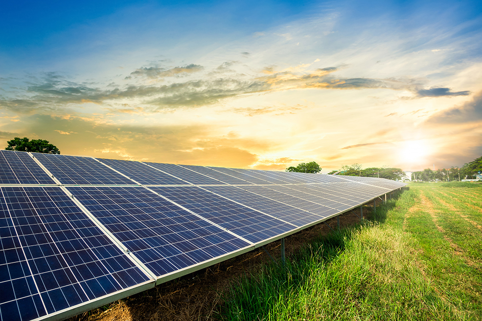 Cellule de panneau solaire avec un coucher de soleil spectaculaire en arrière-plan, concept d'énergie alternative propre.