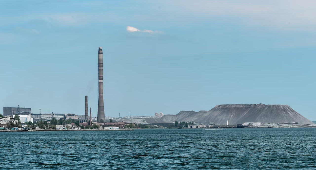 Raffinerie de pétrole sur le rivage d’une grande étendue d’eau