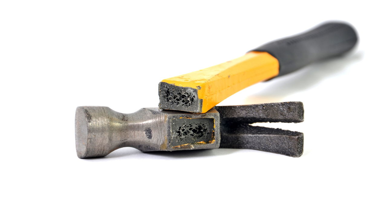 Um martelo quebrado com cabo amarelo e punho preto