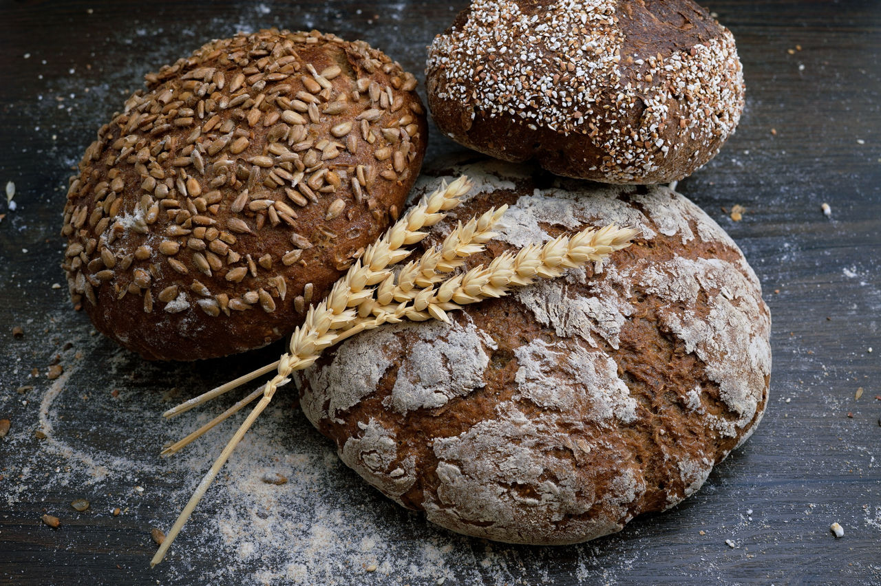 三块圆面包，上面有种子和小麦粒。
